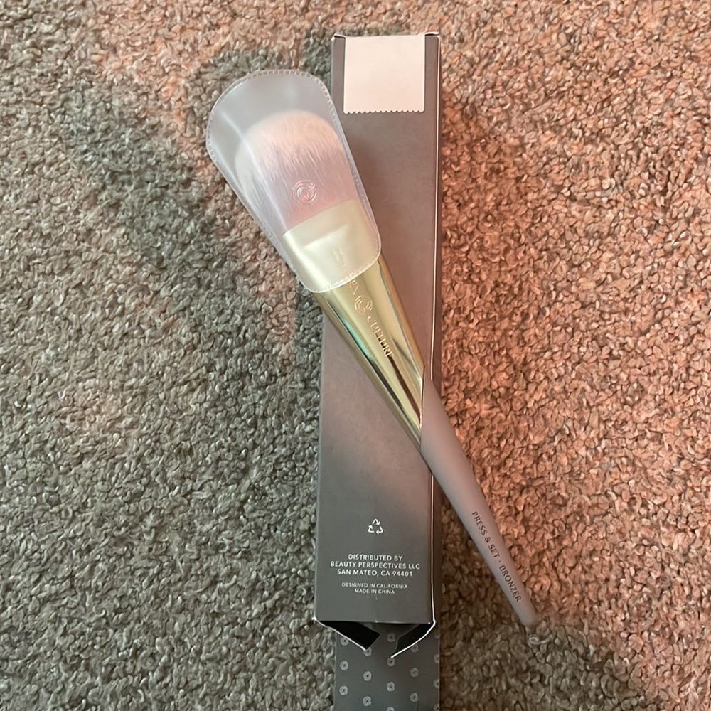 NWOT Complex Culture Press & Set Bronzer Brush